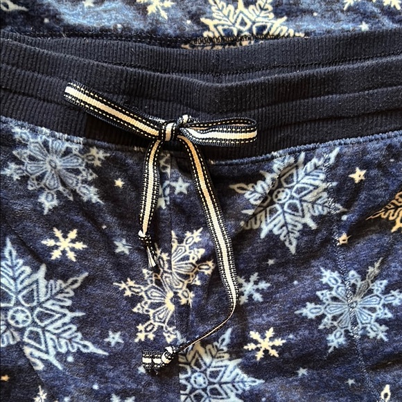 Snowflake Patterned Women’s Pajamas - Picture 3 of 4